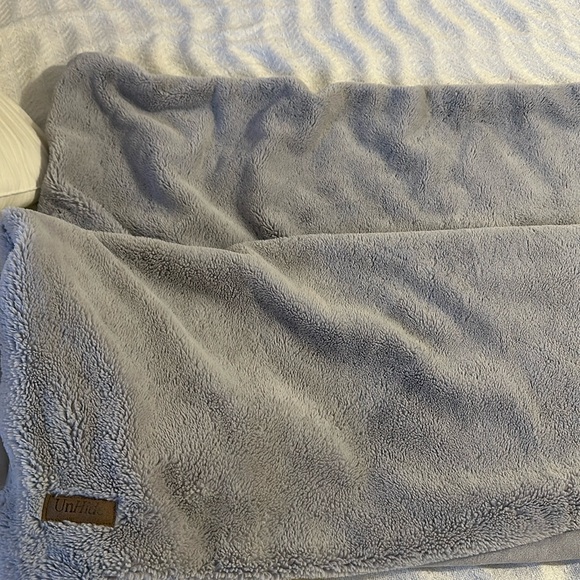 Barely used Unhide lil marsh small blanket 50x60 in - Picture 2 of 3